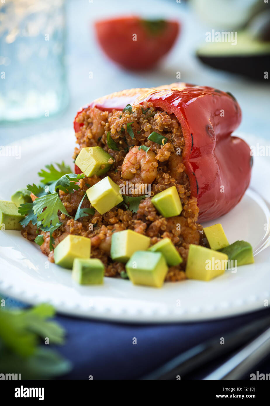Poivrons rouges grillés farcis avec le quinoa et les crevettes Banque D'Images