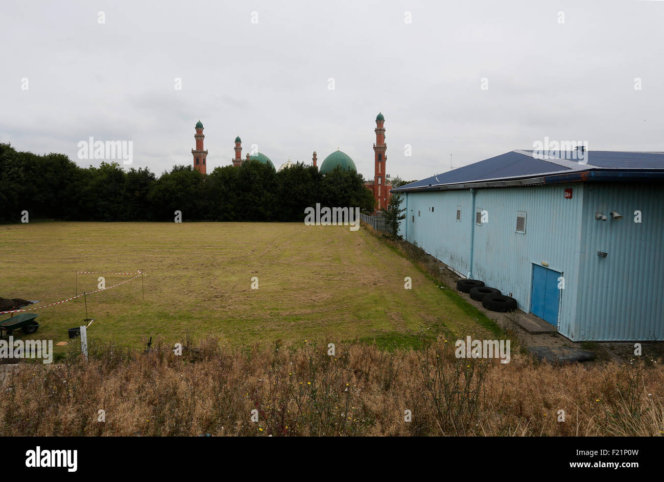 Bradford, West Yorkshire, Royaume-Uni. 8 Septembre, 2015. La masse de rupture est la première fouille archéologique sur un terrain de football. Dans ce cas, l'ancien Bradford Park Avenue du stade de football. Le projet est une collaboration entre l'artiste Neville Gabie, Université de Bradford et le Musée National du Football. Photo montre la hauteur à Bradford Park Avenue. Le bâtiment à droite est un centre de remise en forme qui a été construit sur l'une des goalmouths. Credit : West Yorkshire Images/Alamy Live News Banque D'Images