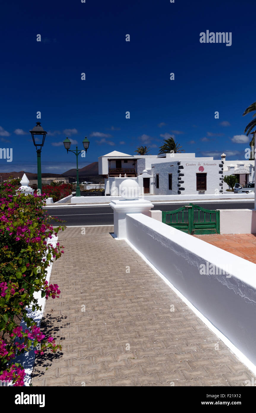 Le joli village de Yaiza, Lanzarote, îles Canaries, Espagne. Banque D'Images