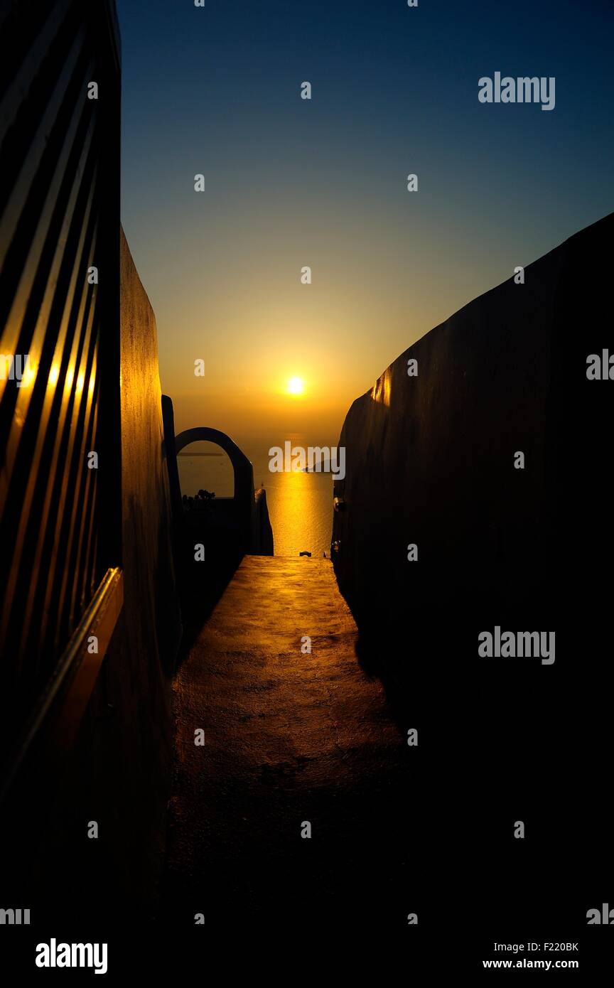 Un coucher de soleil sur l'île de Santorini, Grèce Banque D'Images