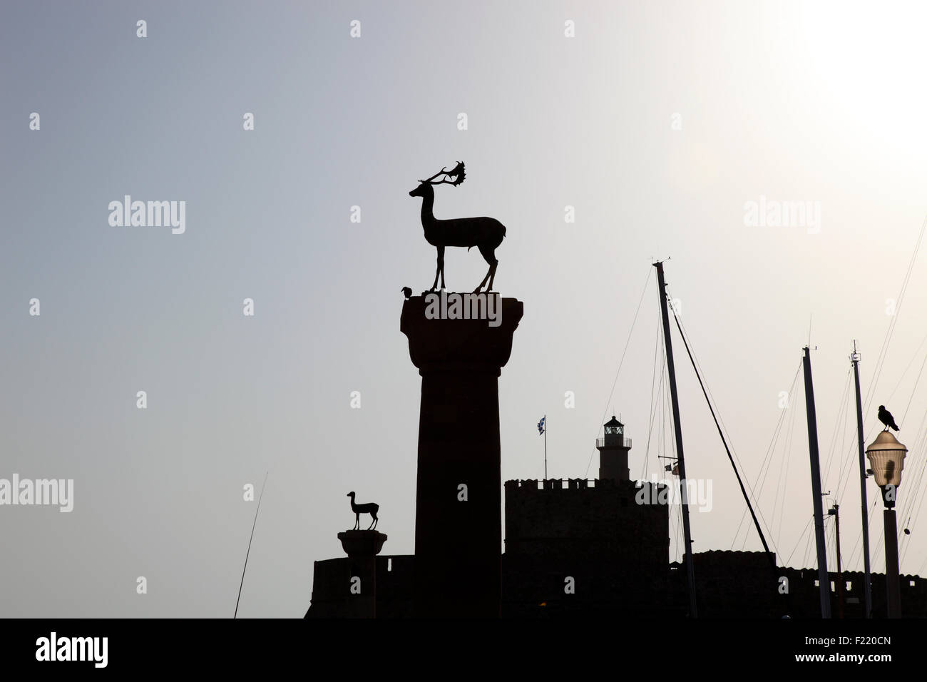 Stag rhodienne et Doe, symboles de Rhodes dans le port de Mandraki. Banque D'Images