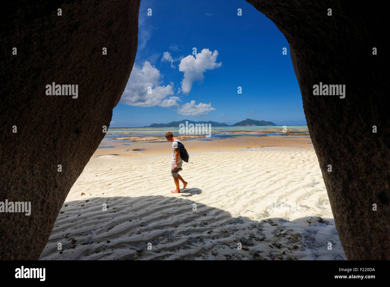 Plage de sable sur l'île de La Digue, aux Seychelles. Banque D'Images