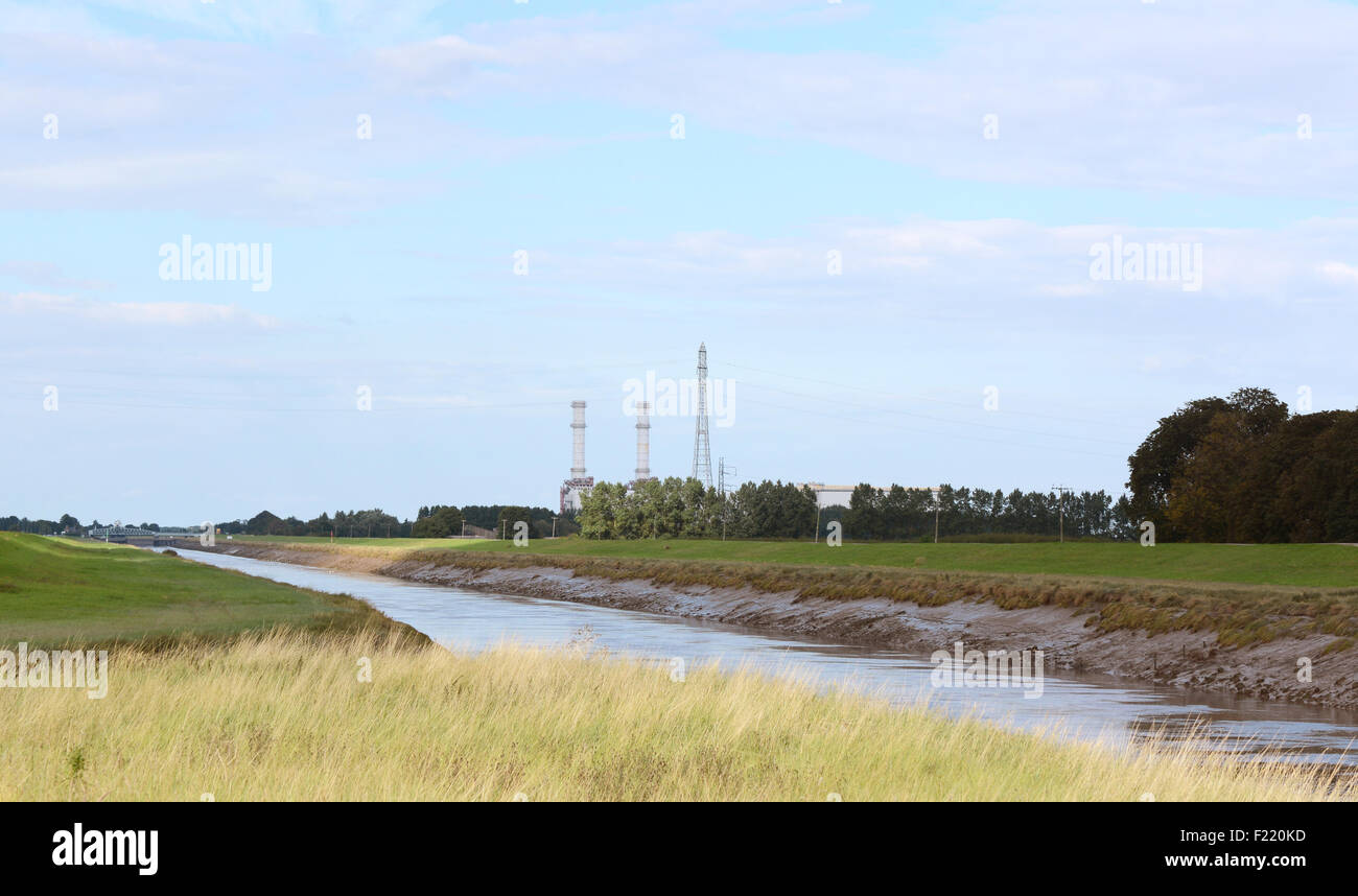 Rivière Nene à marée basse à Foul Anchor, Cambridgeshire. Sutton Bridge et la station d'alimentation locale sont visibles dans la distance. Banque D'Images