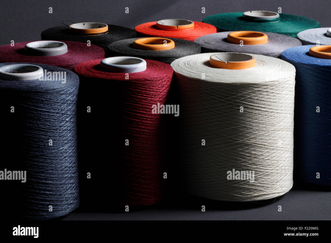 Rouleaux de fil dans une industrie textile. Gamme de couleurs. Banque D'Images