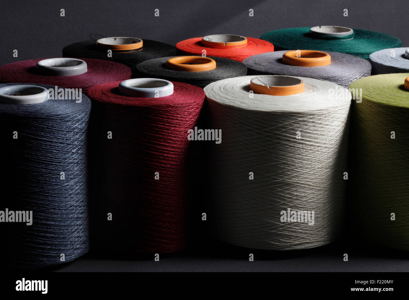 Rouleaux de fil dans une industrie textile. Gamme de couleurs. Banque D'Images