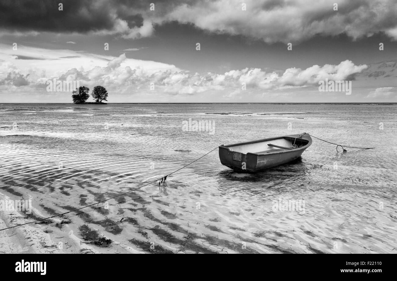 Bateau dans une lagune sur les Seychelles. Photo en noir et blanc. Banque D'Images