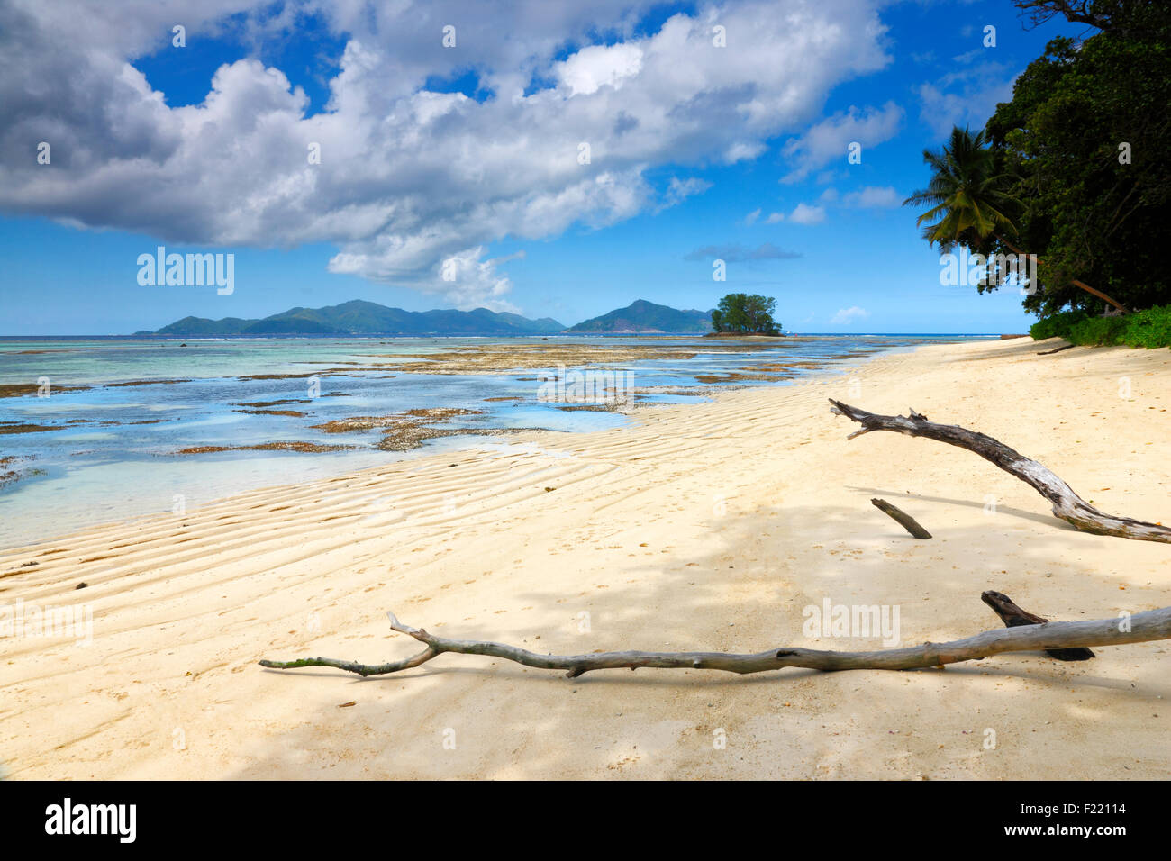 Plage de sable avec une belle île des nuages sur La Digue, Seychelles. Banque D'Images
