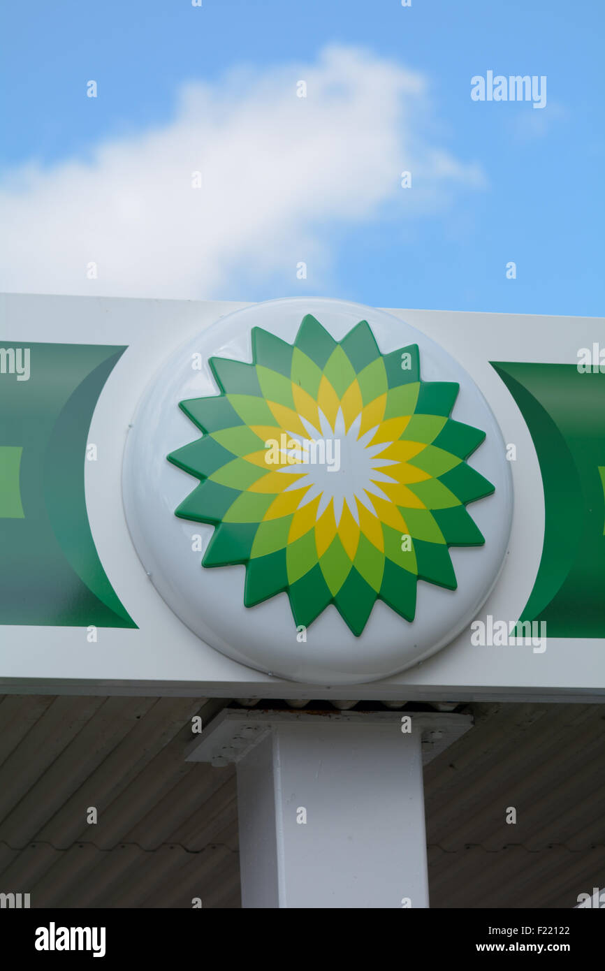 BP - British Petroleum symbole sur l'aire de garage dans la région de Stony Stratford, Buckinghamshire, Angleterre Banque D'Images