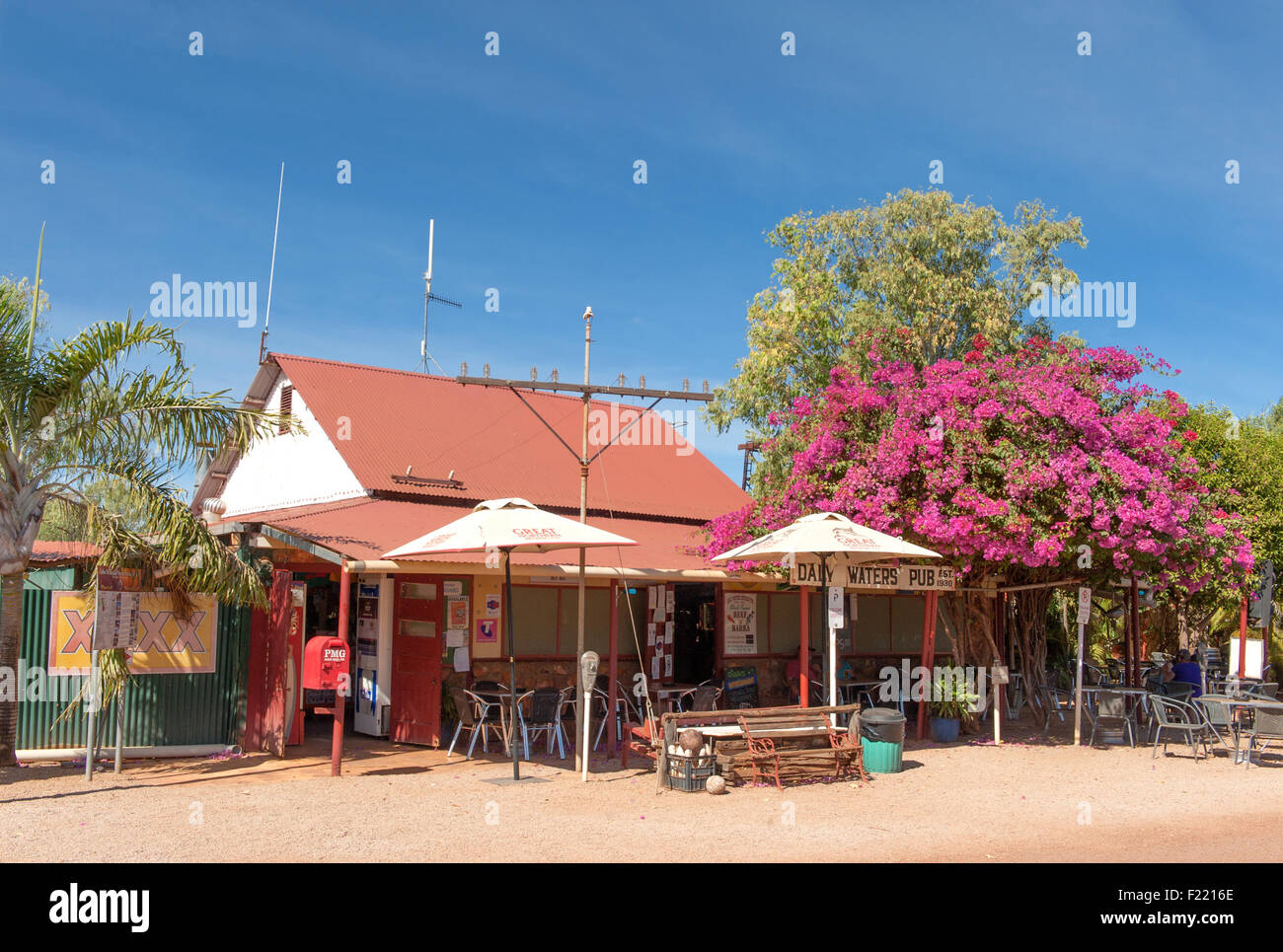 Une légende de l'outback du Territoire du Nord : le Daly Waters Pub. Ici : l'entrée et coin salon extérieur Banque D'Images