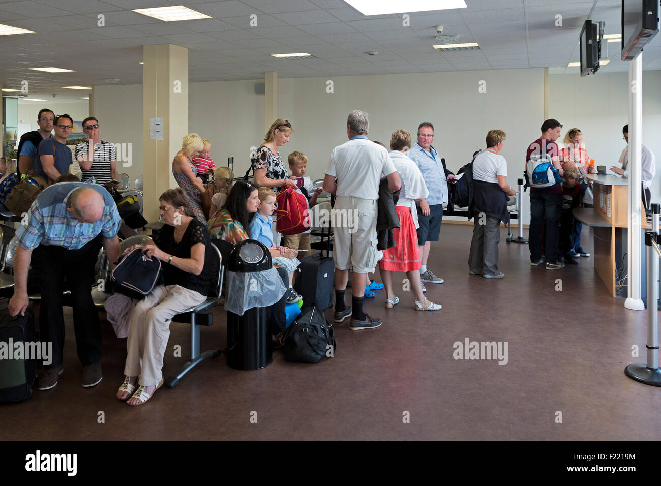 Passagers attendant vol Ryanair à l'aéroport de La Rochelle, Charente Maritime, France Banque D'Images