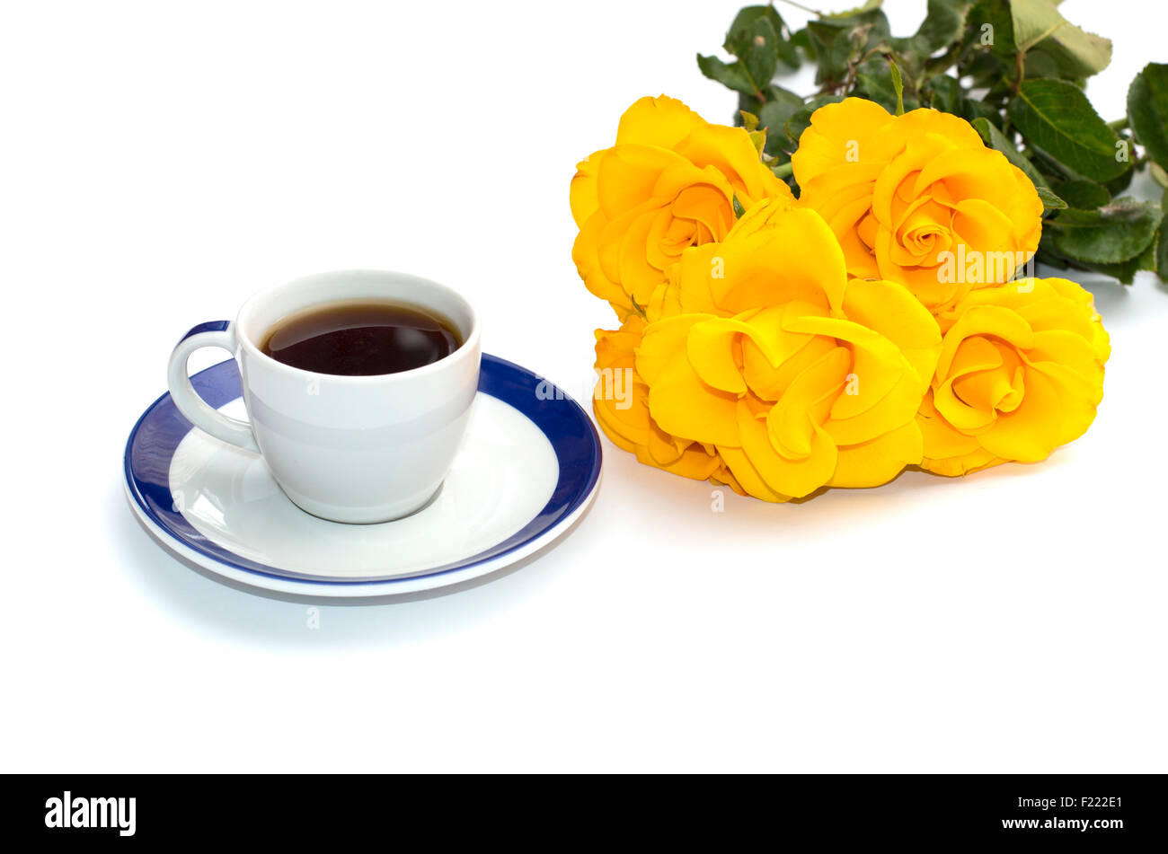 Carte de fête, de café et de belles roses jaunes, isoler, still life Banque D'Images