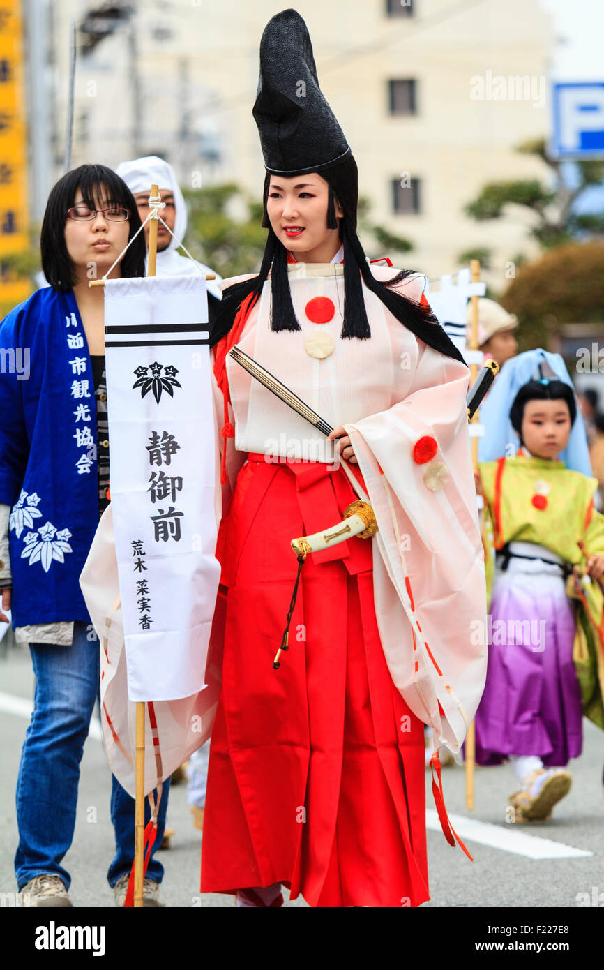 Défilé du festival de Genji, Japon. Tada Jeune femme habillée en danseuse  shirabyoshi Heian, avec une longue jupe rouge, chemisier blanc, et grand  chapeau noir. En souriant Photo Stock - Alamy