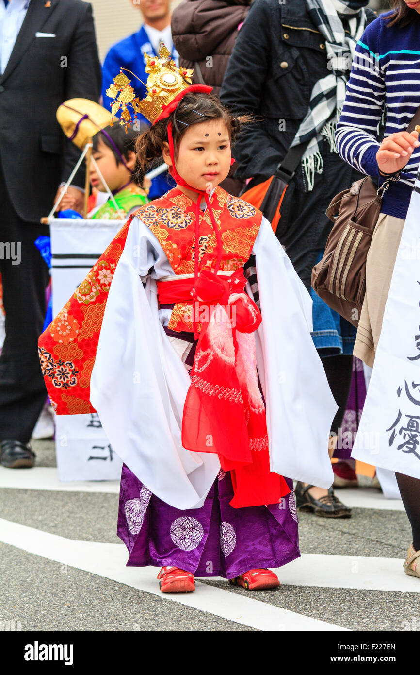 Genji Tada culte festival. Défilé des enfants habillés en costume d'époque  Heian. Jeune fille, 6-8 ans, avec couronne d'or, robe blanche et rouge  veste Photo Stock - Alamy