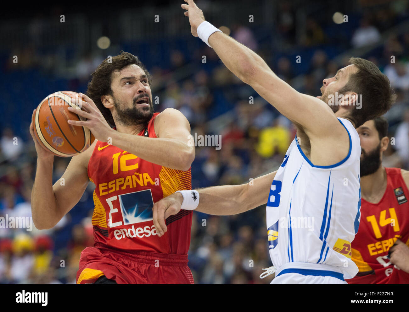 Berlin, Allemagne. 09Th Nov, 2015. L'Islande Hlynur Baeringsson (R) et de l'Espagne Sergio Llull en action au cours de l'EuroBasket FIBA 2015 Islande match du groupe B contre l'Espagne à Berlin, Allemagne, 09 septembre 2015. Photo : Lukas Schulze/dpa/Alamy Live News Banque D'Images