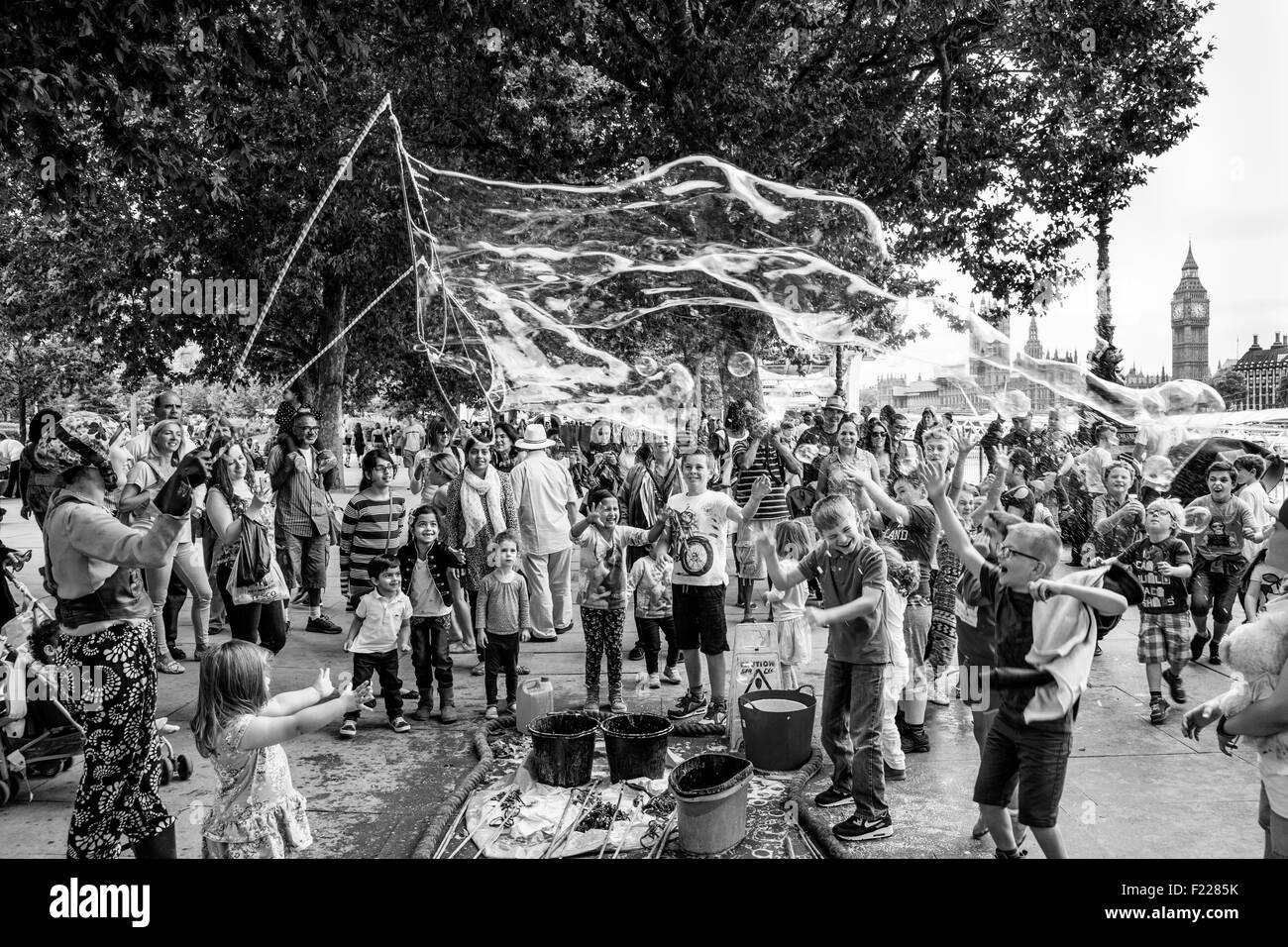 Un artiste de rue et son Bubble Show, le Southbank, Londres, Angleterre Banque D'Images