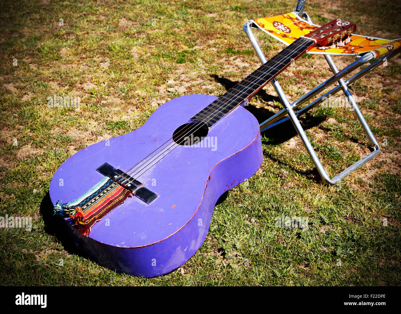 Vieux hippie violet guitare espagnole vignetage horizontale Banque D'Images