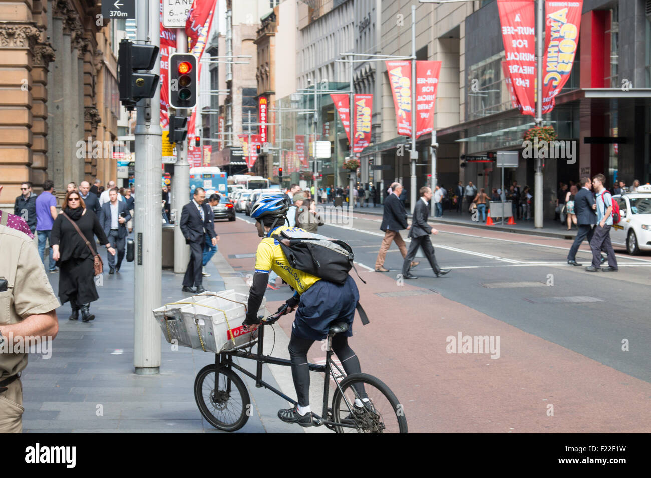 Location courier déporte dans martin lieu de George street,le centre-ville de Sydney, Australie Banque D'Images