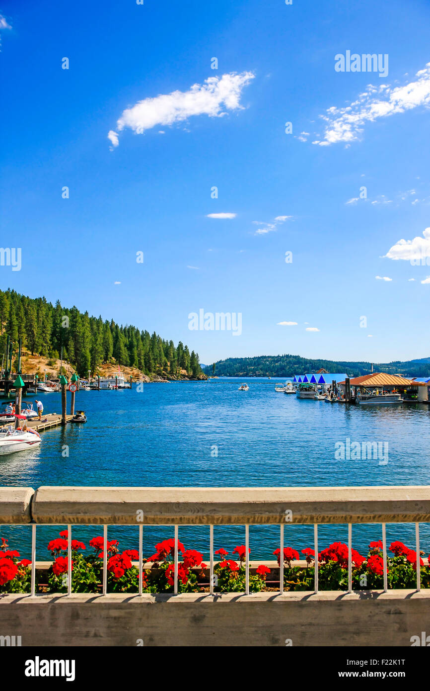 Lake Coeur d'Alene vu de la ville nommée d'après elle dans le Nord de l'Idaho Banque D'Images