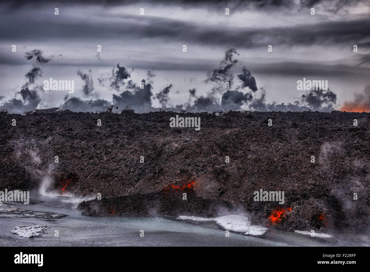 Hot Lava à la vapeur. En Holuhraun site éruption Volcan Bardarbunga, près de l'Islande. 29 août 2014, une éruption de la fissure a commencé en H Banque D'Images