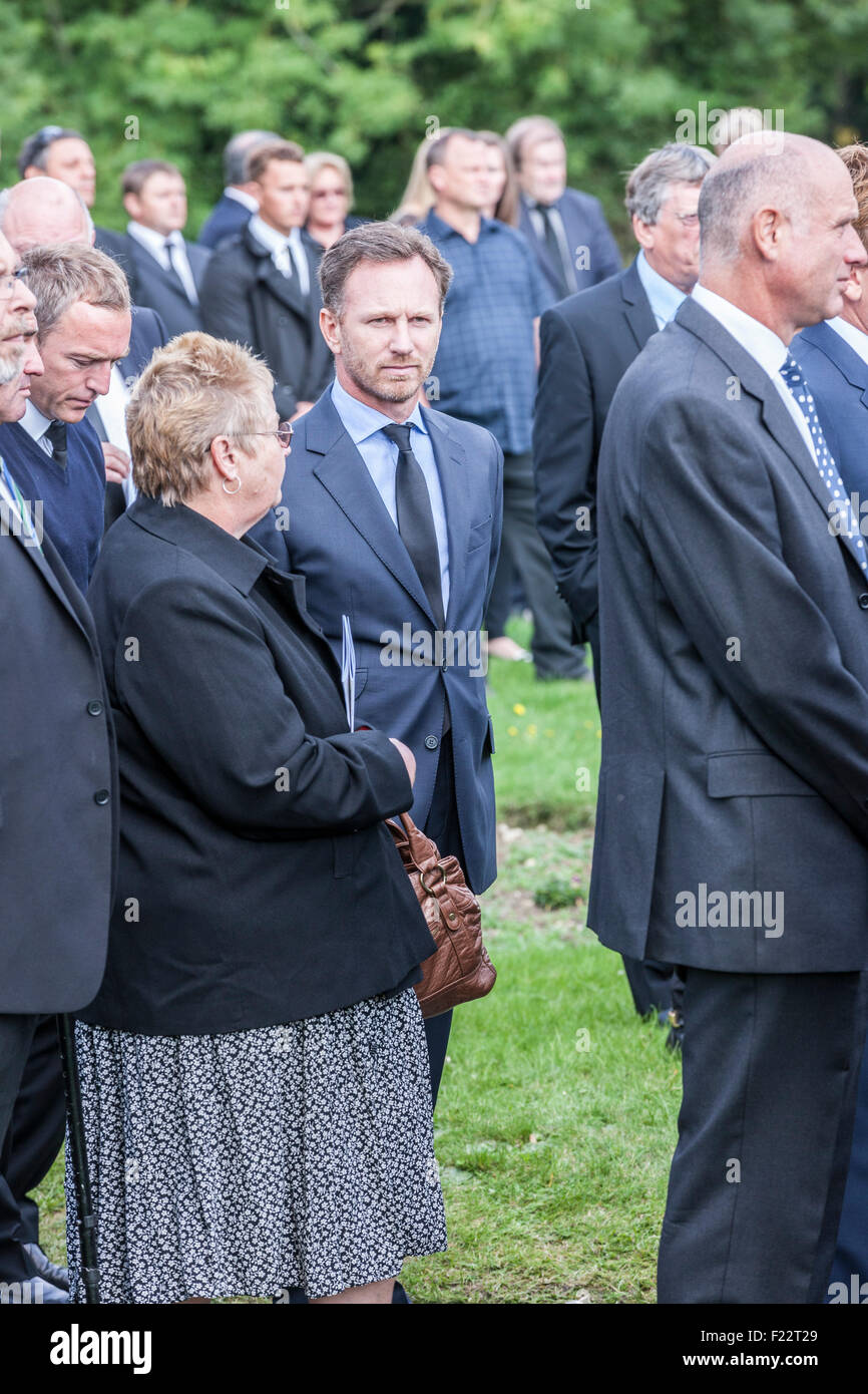 Northampton, Royaume-Uni. 10 Septembre, 2015. Funérailles du pilote de course Justin Wilson. La grande église St James. Paulerspury, Northamptonshire U.K. 10 septembre 2015. Christian Horner (centre) qui attender les funérailles. Justin Wilson est mort après avoir été frappé par la projection de débris et de subir une grave blessure à la tête au Pocono Raceway à New York, U.S.A. Photo : Keith J Smith./Alamy Live News Banque D'Images