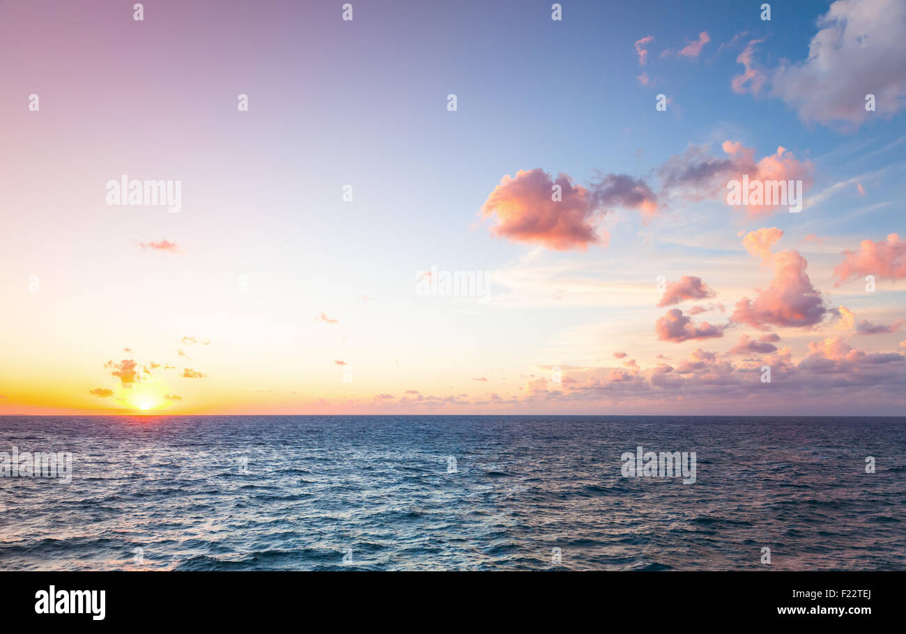 Coucher de soleil coloré lumineux ciel avec nuages sur la Mer Méditerranée Banque D'Images