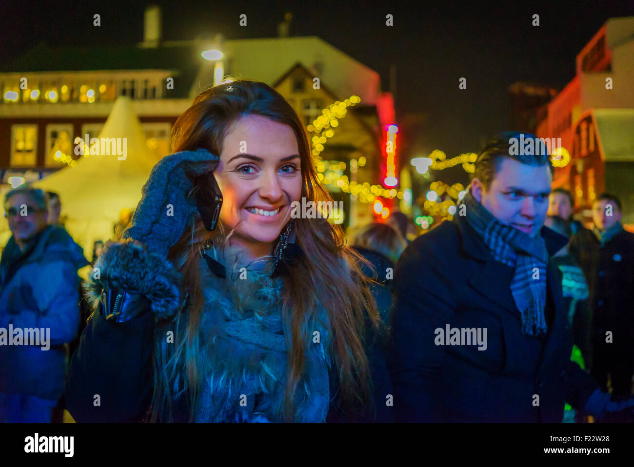 Femme à l'aide de son smartphone, marché de Noël, Reykjavik, Islande Banque D'Images