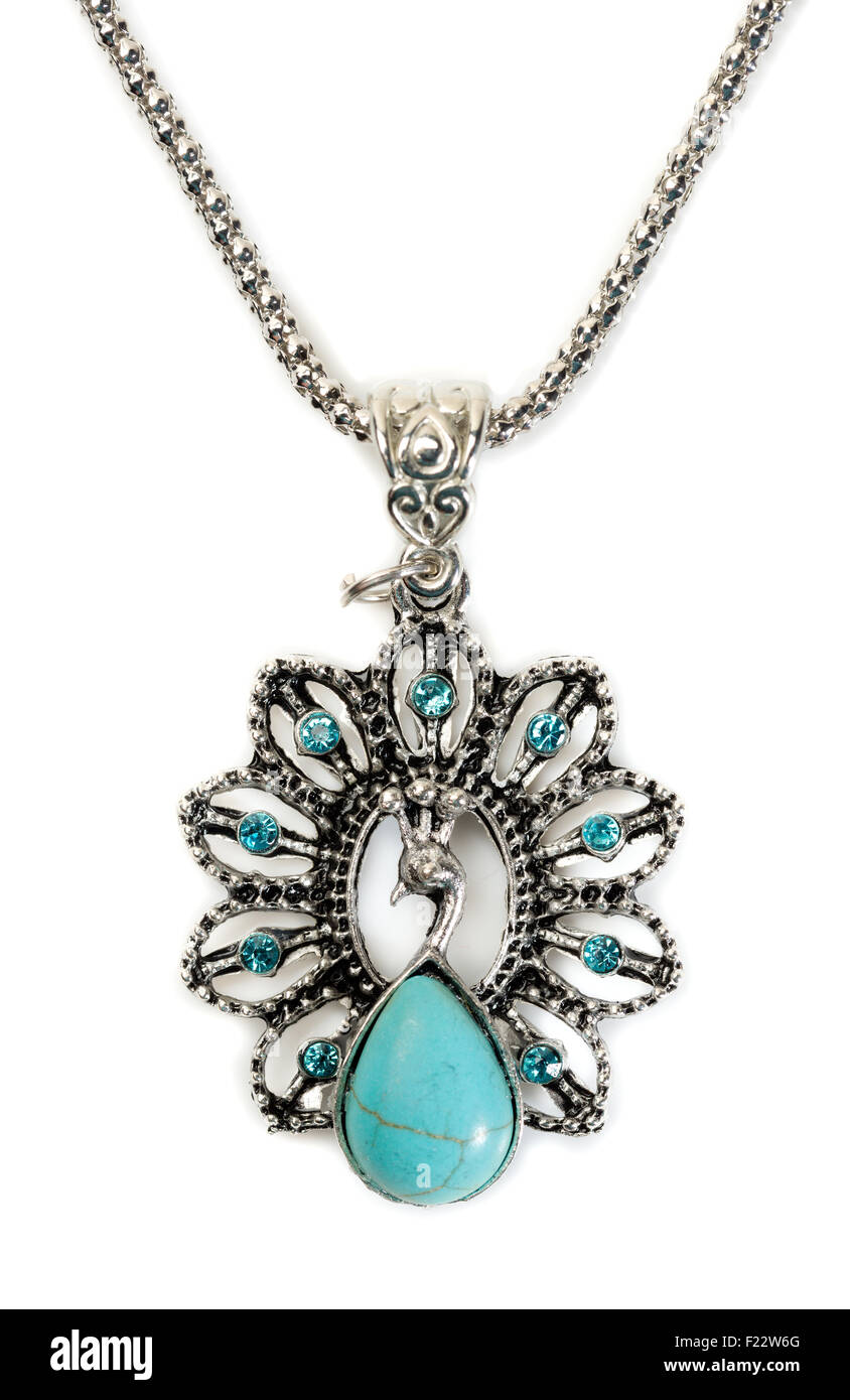 Pendentif avec pierre turquoise dans un cadre d'argent. Isoler sur blanc. Banque D'Images