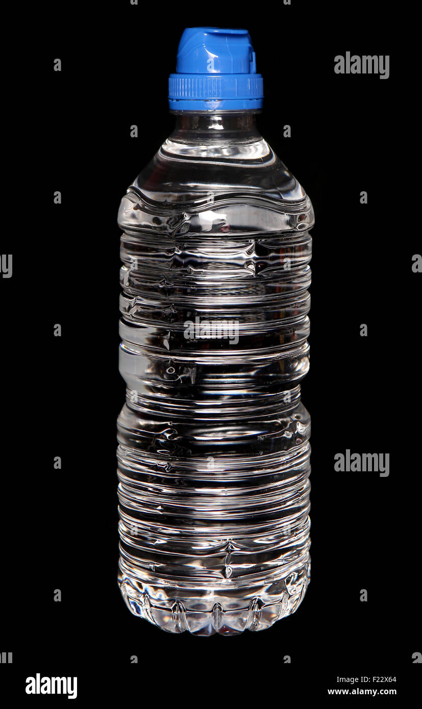 L'eau de source embouteillée sur fond noir Banque D'Images