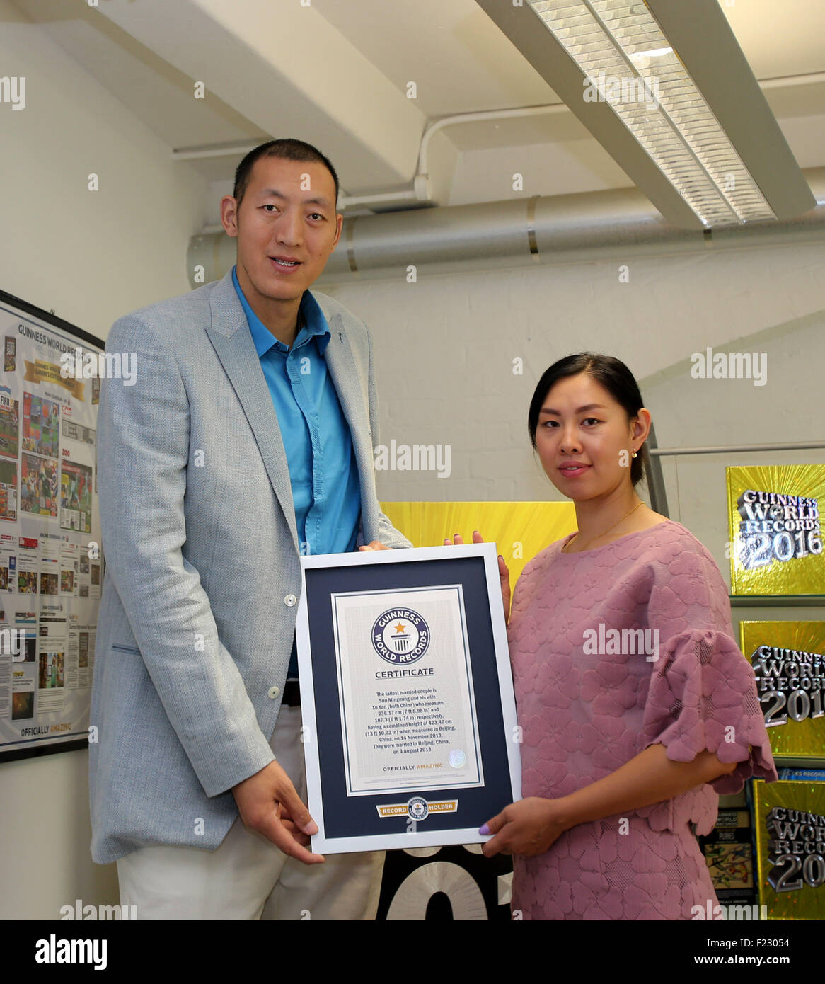 Londres, Royaume-Uni. 10 Septembre, 2015. Chine's Sun Mingming et son épouse Xu Yan posent pour une photo lors de leur visite au siège de Guinness World Records à Londres, Grande-Bretagne, le 10 septembre, 2015. Avec une hauteur combinée de 423.47cm, Sun Mingming et son épouse Xu Yan demander le titre pour le couple marié le plus grand du monde. Source : Xinhua/Alamy Live News Banque D'Images