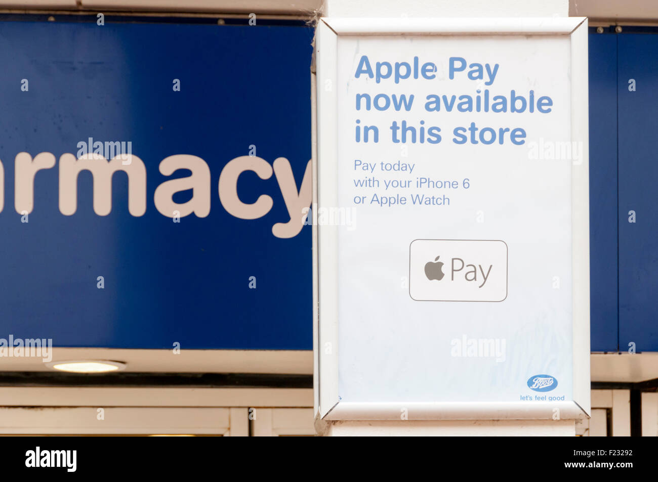Inscrivez-vous à l'extérieur d'une Boots pharmacy dit que les clients peuvent désormais utiliser Apple payer qu'ils acceptent le paiement par iphone 6 Apple ou regarder. Banque D'Images