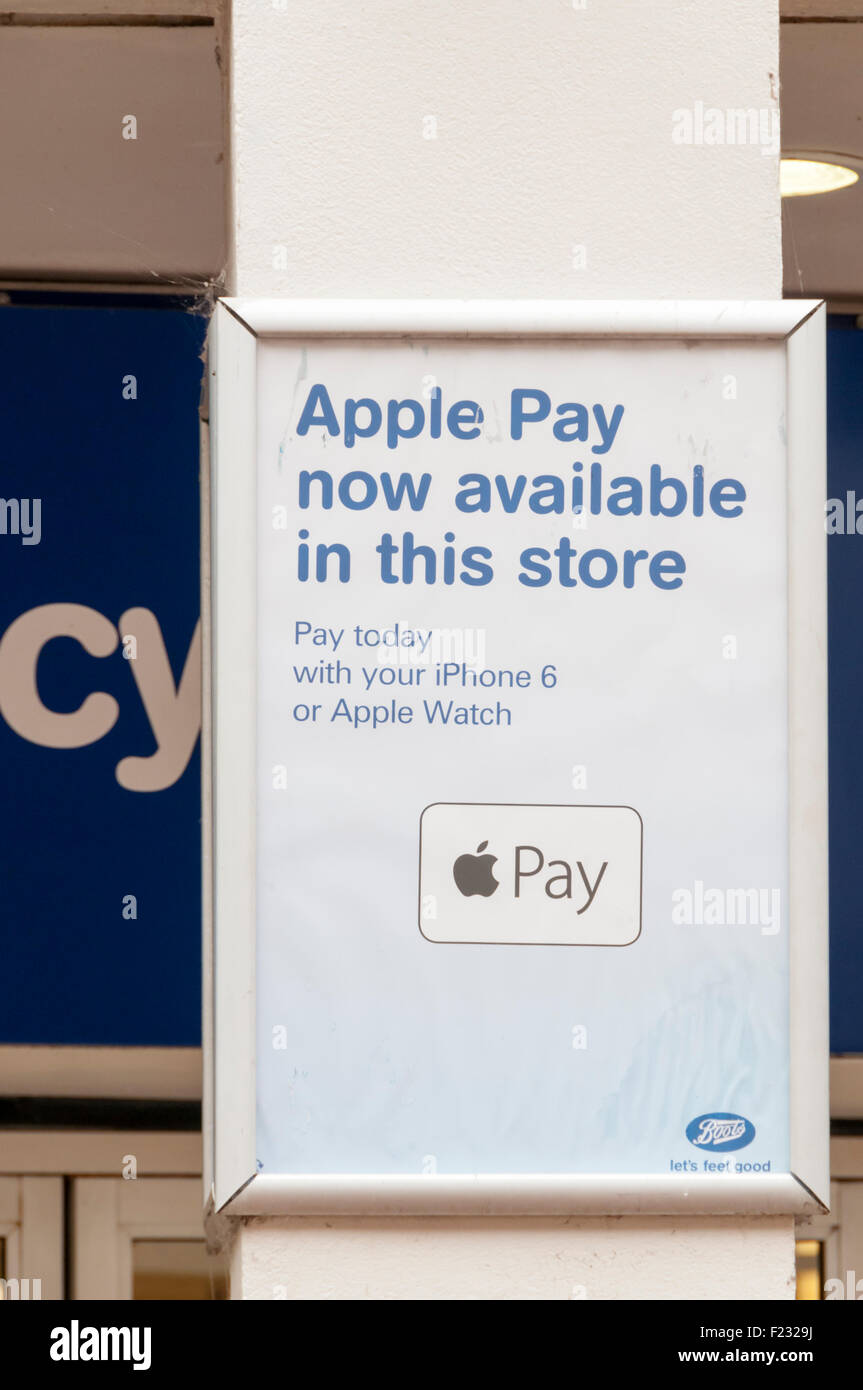 Inscrivez-vous à l'extérieur d'une Boots pharmacy dit que les clients peuvent désormais utiliser Apple payer qu'ils acceptent le paiement par iphone 6 Apple ou regarder. Banque D'Images