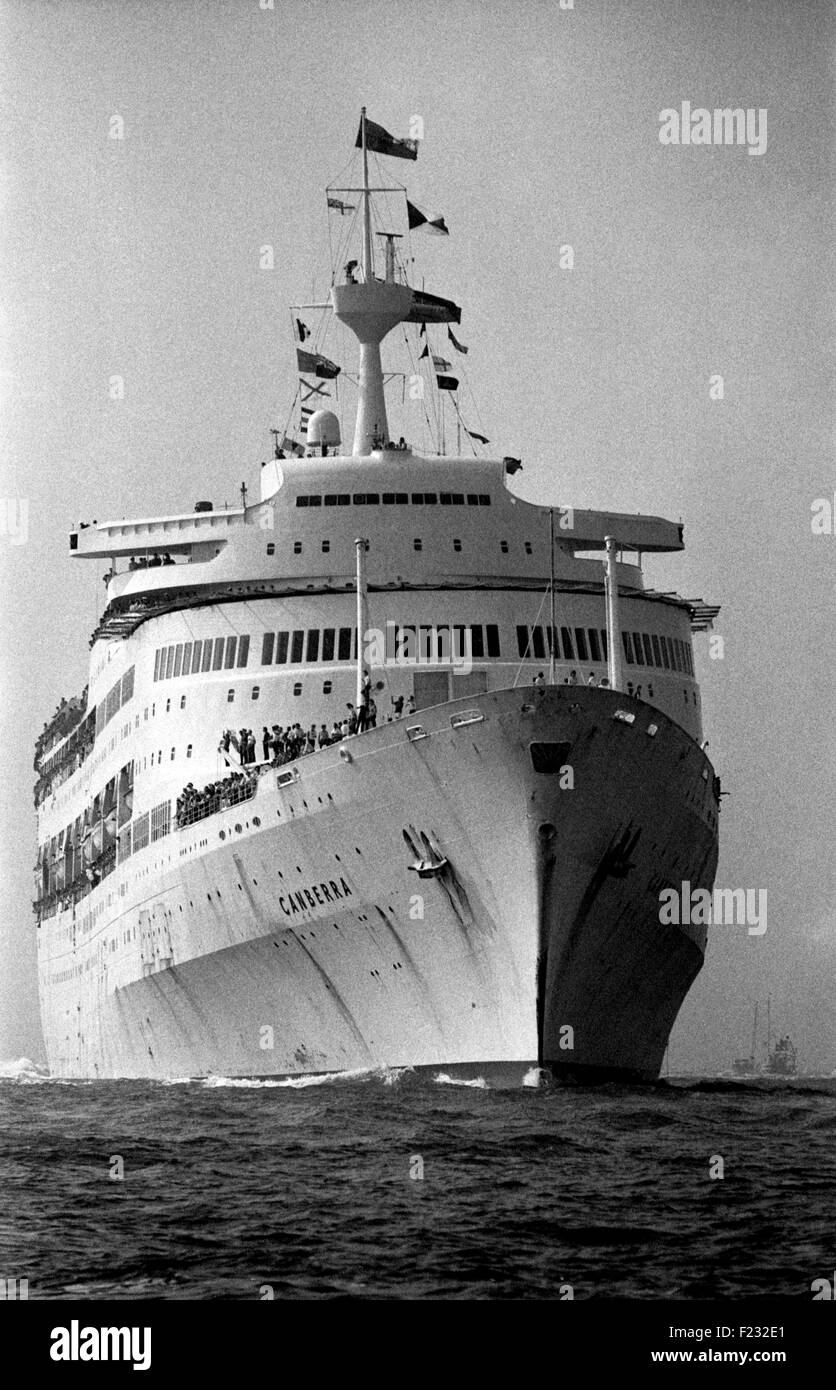 AJAXNETPHOTO - Juillet 11th, 1982. SOUTHAMPTON, Angleterre. - Retours - BALEINES S.S.CANBERRA, ACQUISITIONED PAR LE MOD POUR SERVIR COMME ATROOPSHIP PENDANT LA conflit des Malouines, RETOURNE À SOUTHAMPTON À PARTIR DE L'ATLANTIQUE SUD AVEC DES TROUPES s'est lancé. PHOTO:JONATHAN EASTLAND/AJAX. REF:820711 3 8A.LIN HD peut Banque D'Images