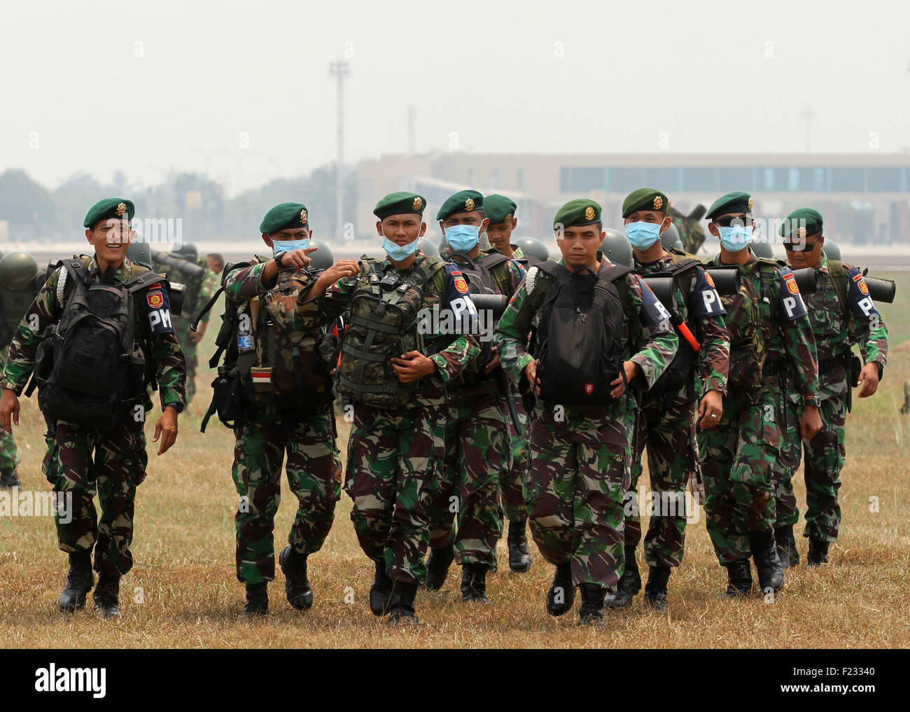 Palembang, Indonésie. 10 Sep, 2015. Le personnel militaire indonésienne arrivent à une base aérienne dans la région de Palembang, Sumatra Sud, l'Indonésie, le 10 septembre, 2015. Les autorités indonésiennes a déployé 1 000 soldats dans la province de Sumatra du sud pour lutter contre les incendies de terres dans la région. © Mohamed Fajri/Xinhua/Alamy Live News Banque D'Images