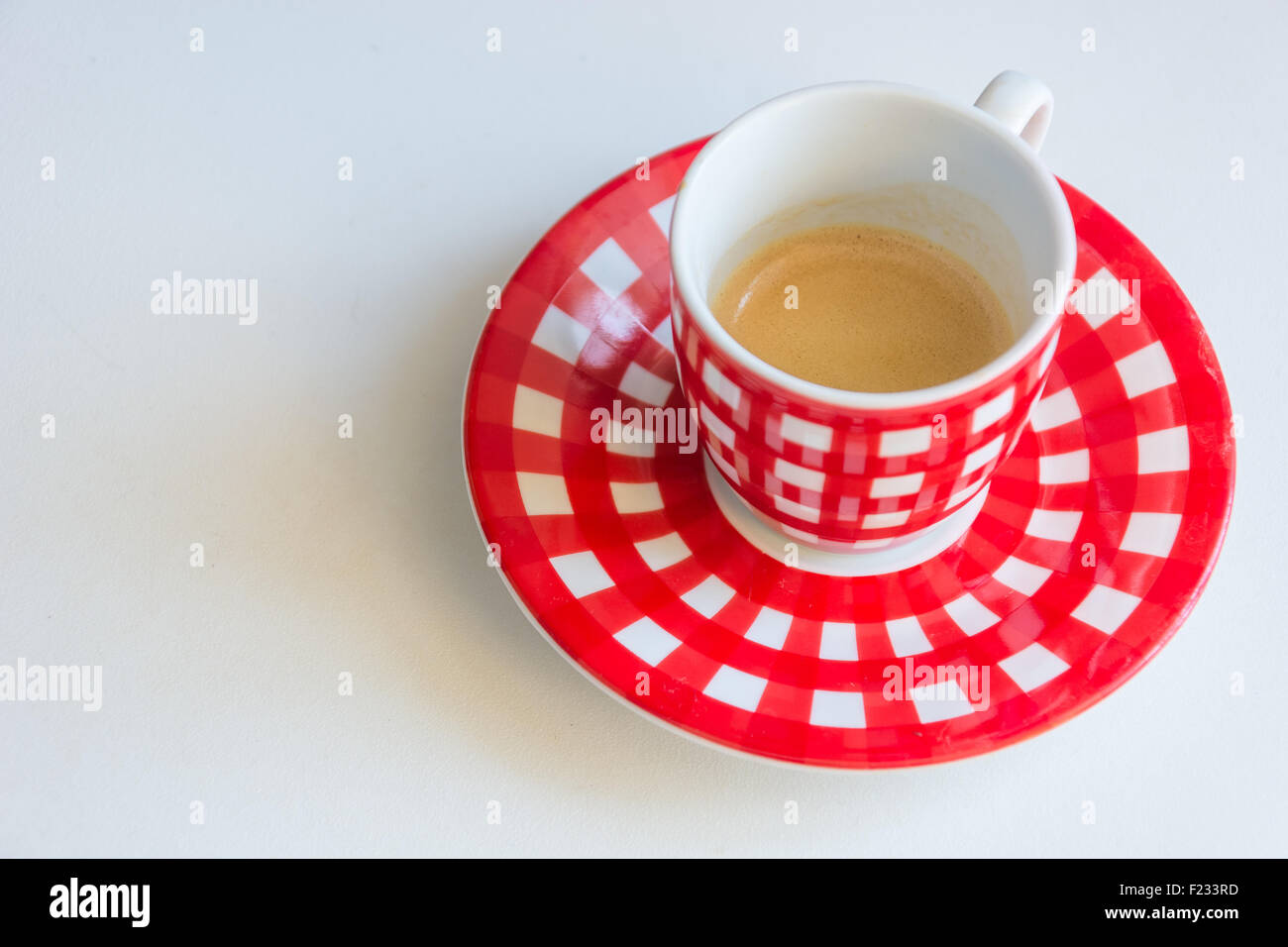 Tasse de café rayé rouge sur un tableau blanc Banque D'Images