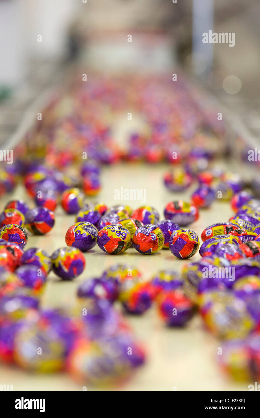 Royaume-uni, Bournville : une photo affiche la chaîne de production pour Cadbury Creme Oeufs dans Bournville. Banque D'Images