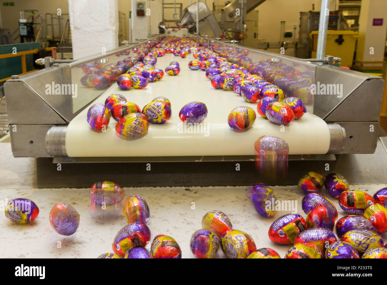 Royaume-uni, Bournville : une photo affiche la chaîne de production pour Cadbury Creme Oeufs dans Bournville. Banque D'Images