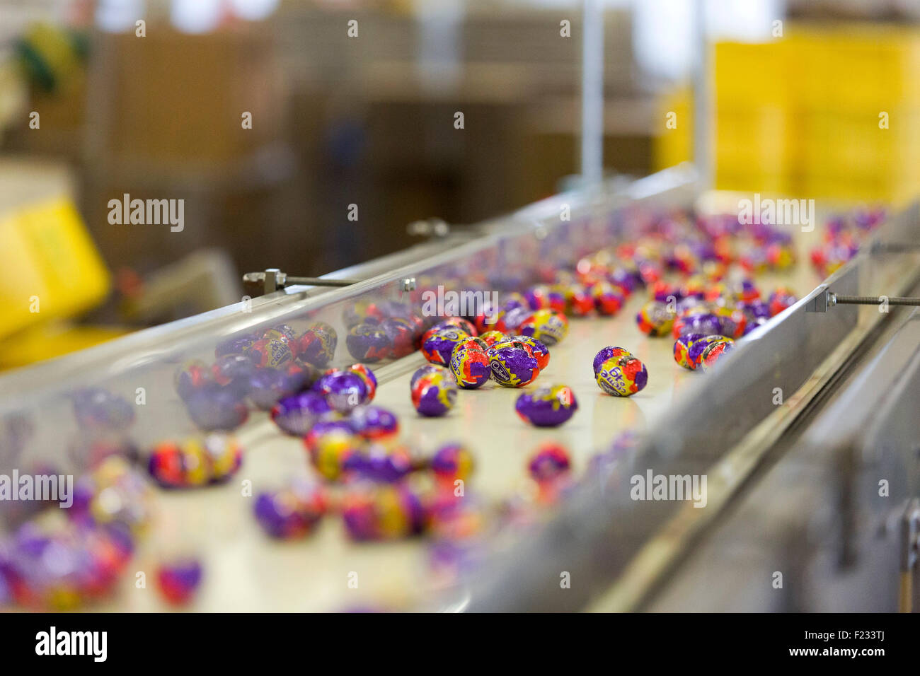 Royaume-uni, Bournville : une photo affiche la chaîne de production pour Cadbury Creme Oeufs dans Bournville. Banque D'Images