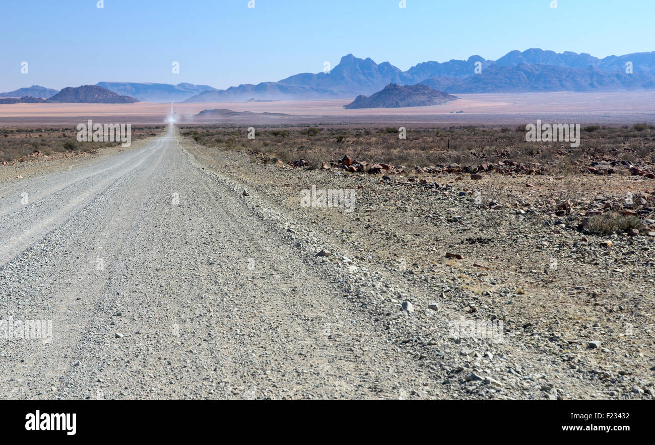 Road (route D826) à travers le désert du Namib Banque D'Images