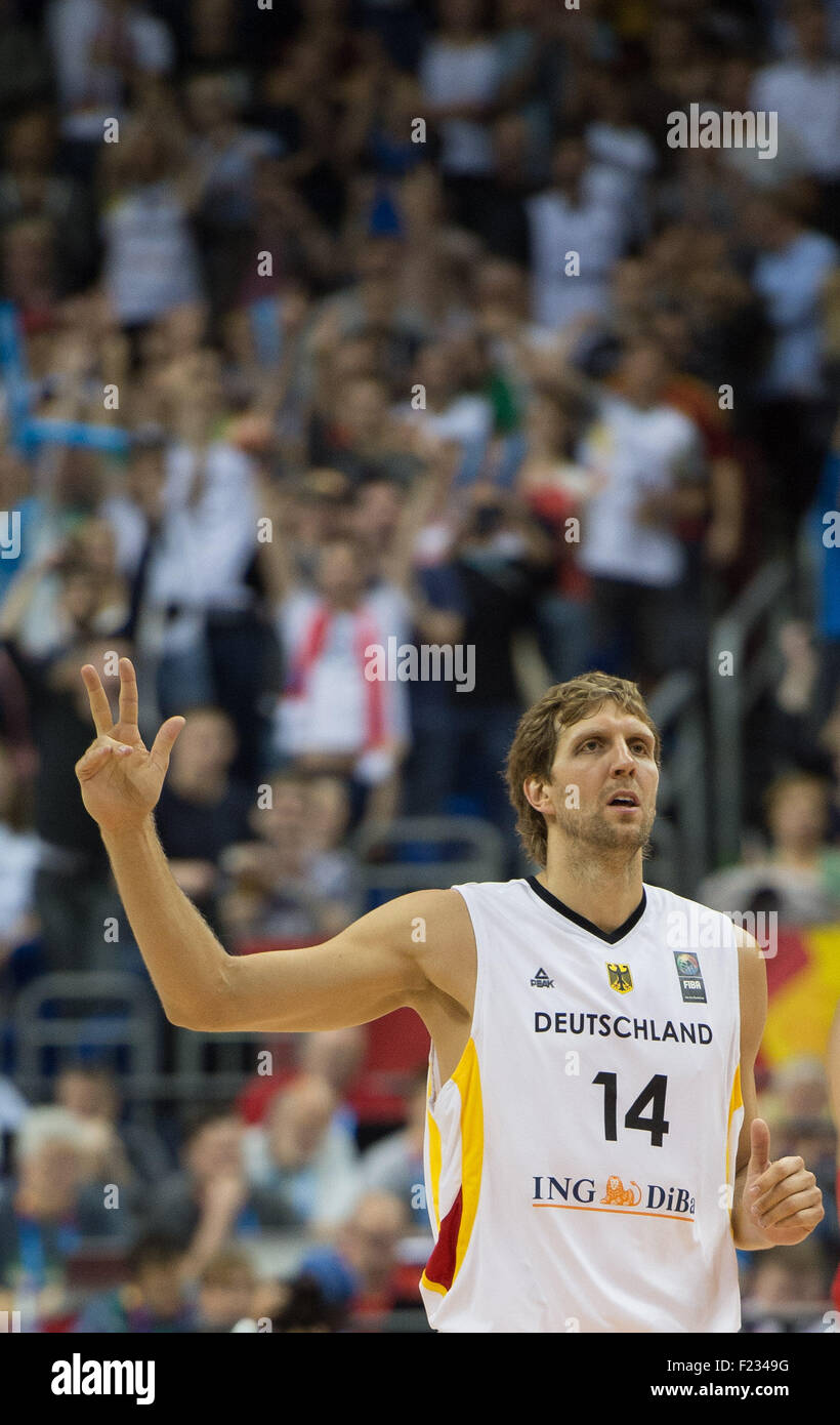 Berlin, Allemagne. 10 Sep, 2015. L'Allemagne' Dirk Nowitzki contient jusqu'à 3 doigts après avoir marqué 3 points dans le cadre de l'EuroBasket FIBA 2015 match du groupe B entre l'Allemagne et l'Espagne à la Mercedes-Benz-Arena de Berlin, Allemagne, 10 septembre 2015. Dpa : Crédit photo alliance/Alamy Live News Banque D'Images