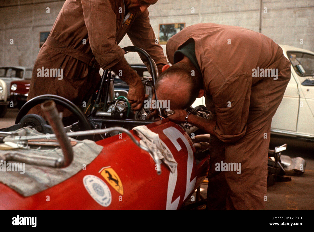 Mécaniciens travaillant sur No 22 Ferrari 312 à 1967 Scarfiotti Dutch GP Zandvoort Banque D'Images