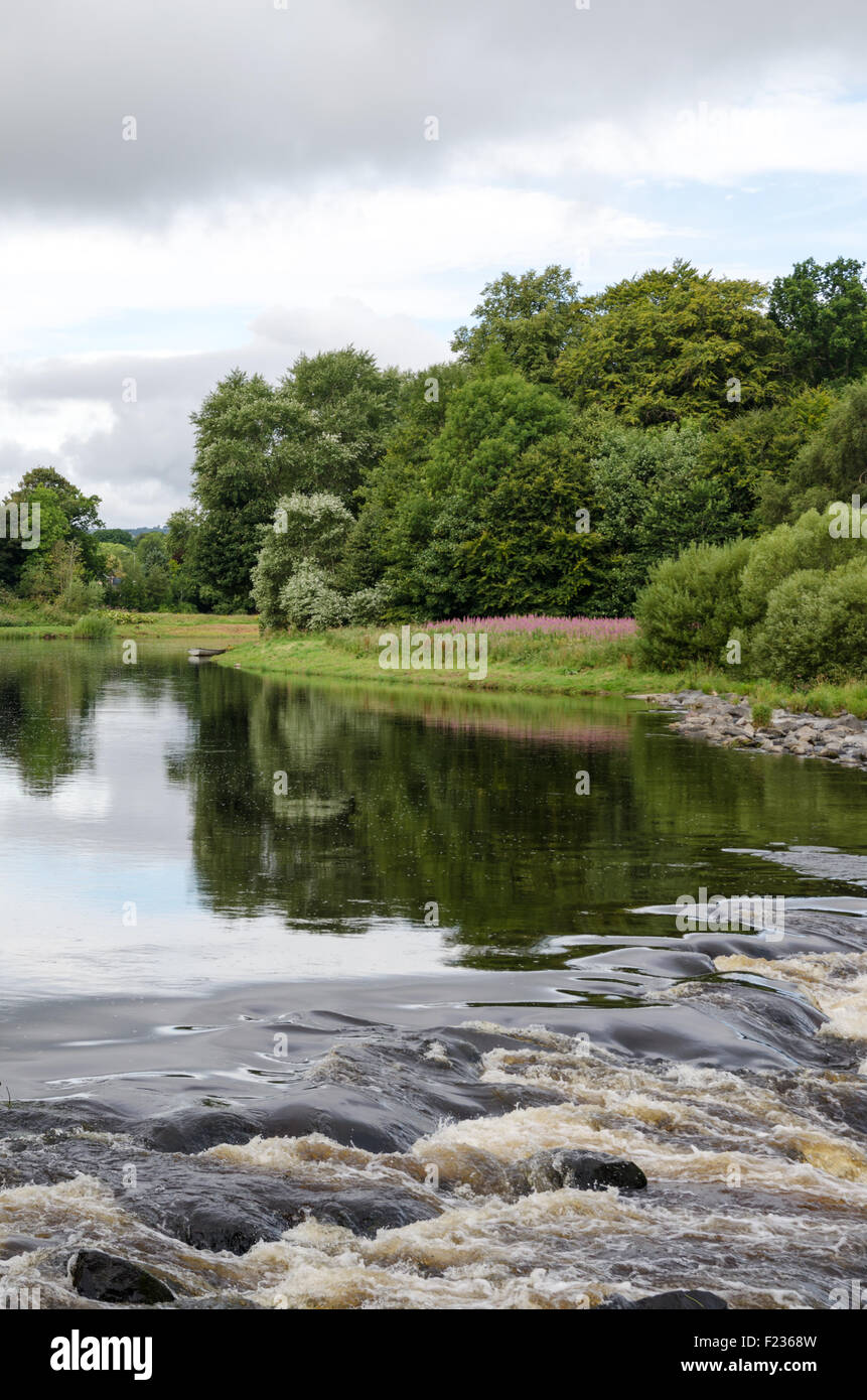 Une vue le long de la rivière Tweed à partir de la voie des hautes terres du Sud à Melrose, Scottish Borders, Scotland, Royaume-Uni Banque D'Images