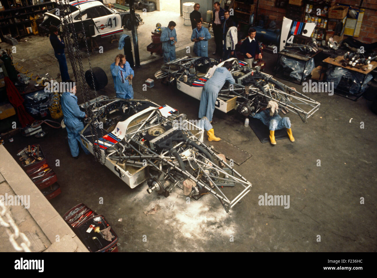 Préparation dans garage loué de 4 Juergen Barth et Jacky Ickx Porsche 936, gagnants du Mans 11 Juin 1977 Banque D'Images