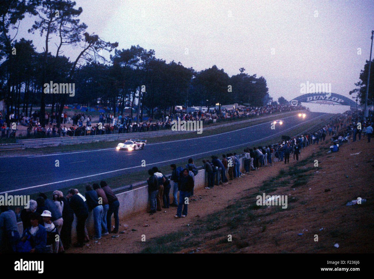 Approche de l'Esses du pont Dunlop, dusk au Mans 1980 Banque D'Images