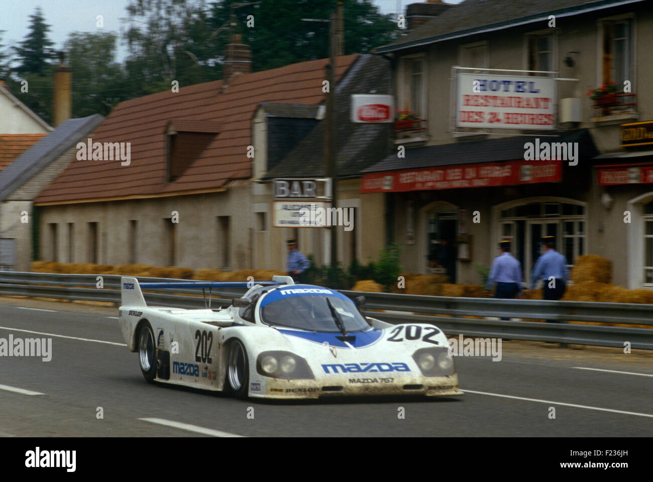 202 Takashi Yorino, Hoy et Hervé Regout Mazda 767 dans les Hunaudieres sur la droite de Mulsanne Le Mans 12 Juin 1988 Banque D'Images