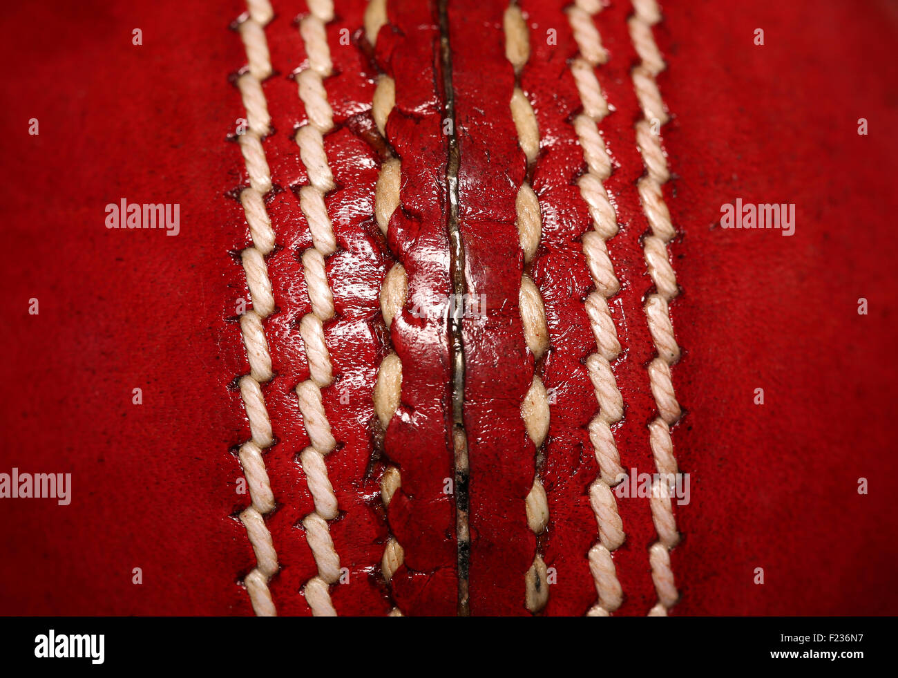 Cricket ball résumé fond rouge Banque D'Images