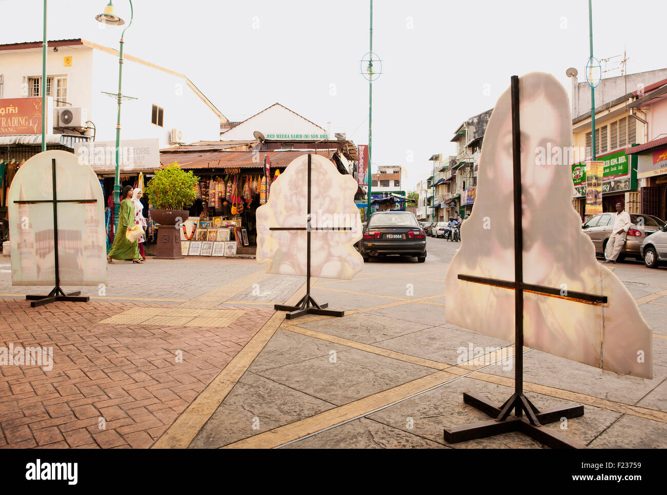 Deux jeune femme musulmane marche dans une rue de Little India. Georgetown, Penang, Malaisie Banque D'Images