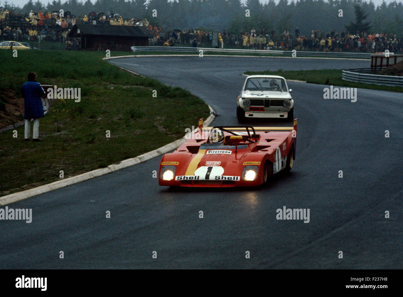 Jacky Ickx et Clay Regazzoni Ferrari 312 PB, Dieter Hegelsand et Heinz Gilges BMW 2002 Sudkehre au tour, 1000km, course Nuburgring 28 Mai 1972 Banque D'Images