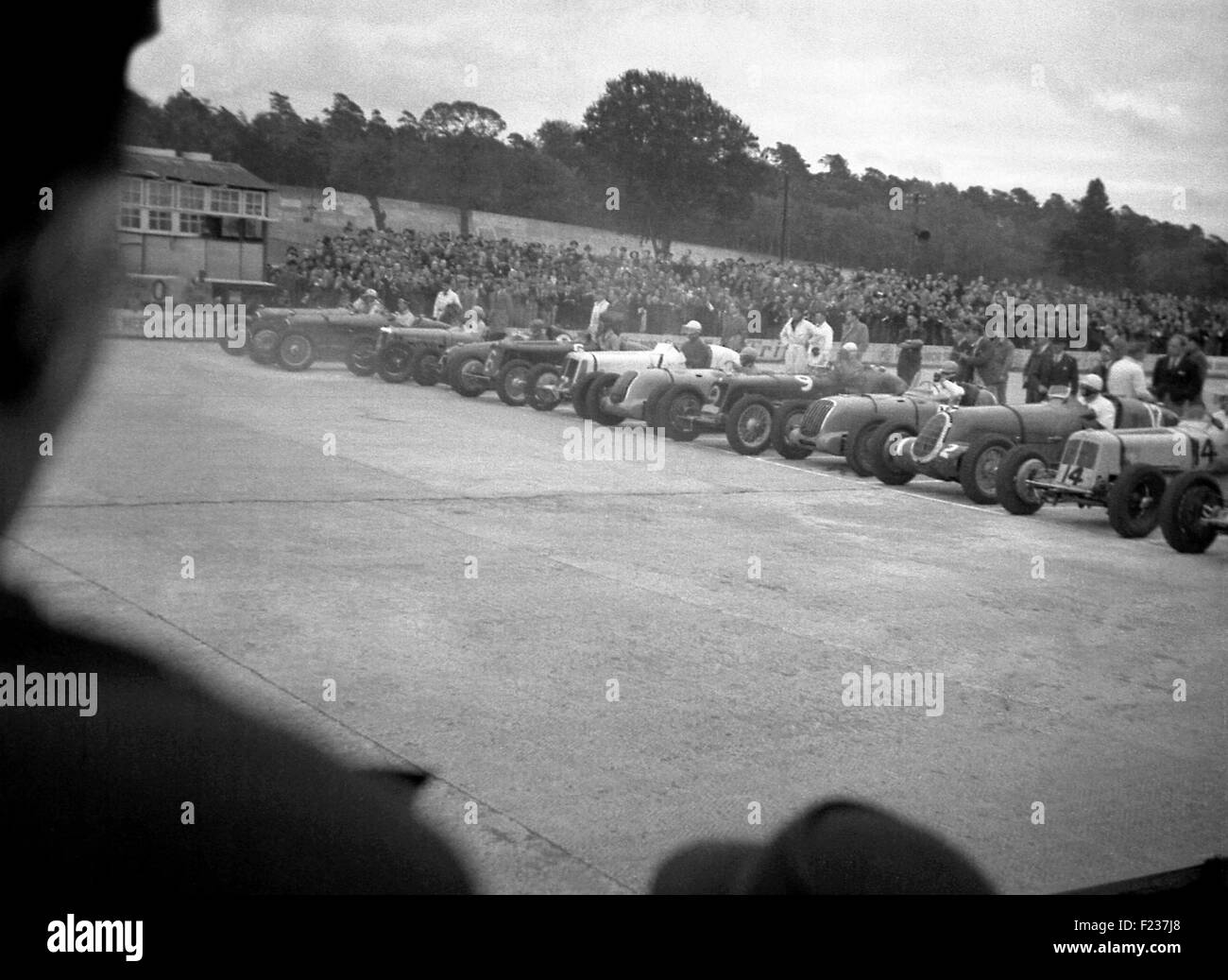 Riesch Alfa Romeo 8C-35 sur la ligne de départ à Brooklands 1936 Banque D'Images