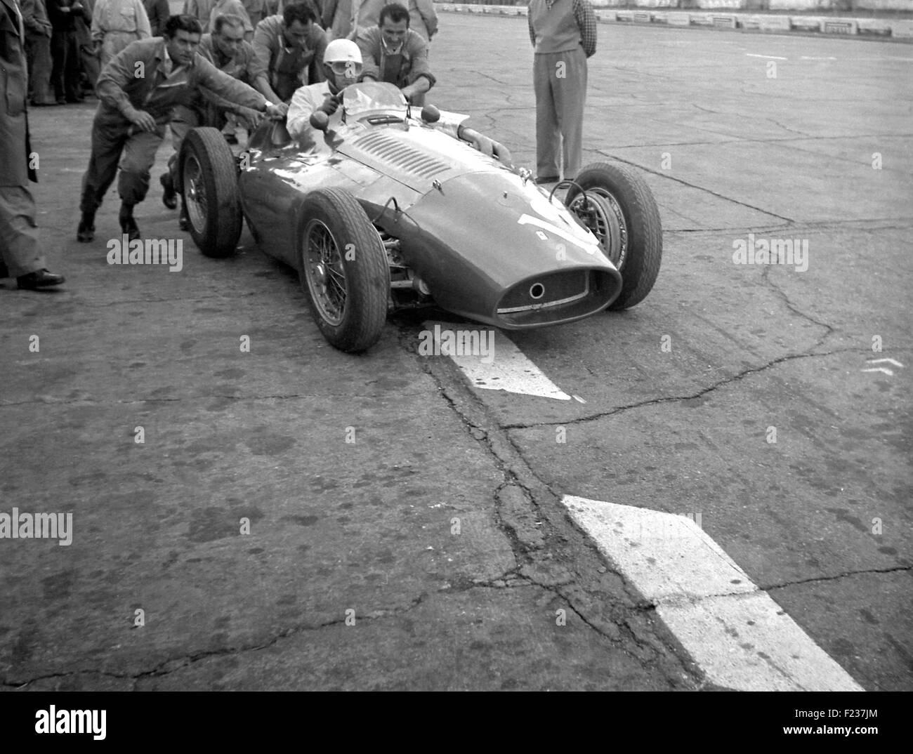 Ascari dans une Ferrari 125 dans les stands à la British GP à Silverstone 1949 Banque D'Images