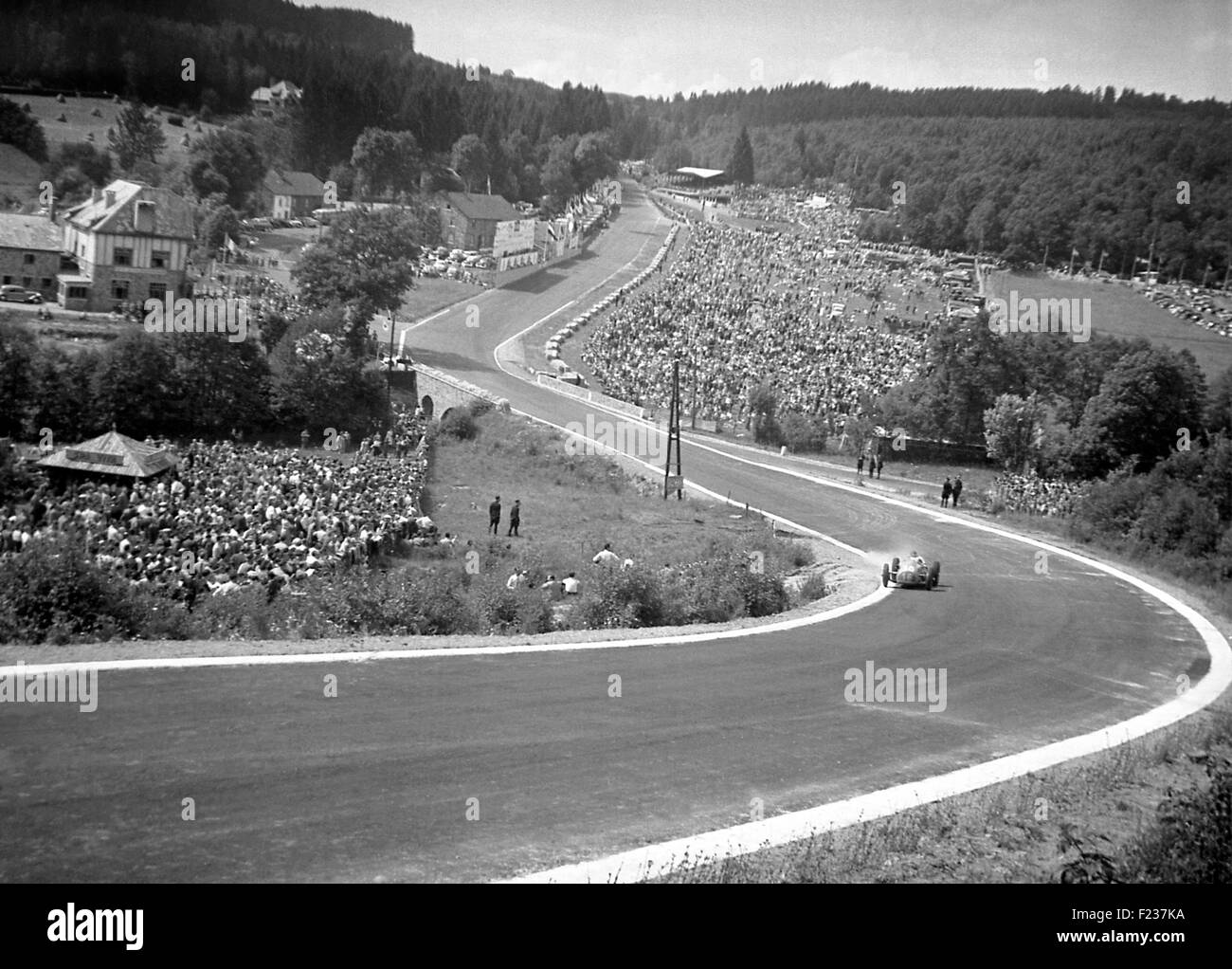 Une course de voiture par Eau Rouge au GP de Belgique Spa 1950 Banque D'Images